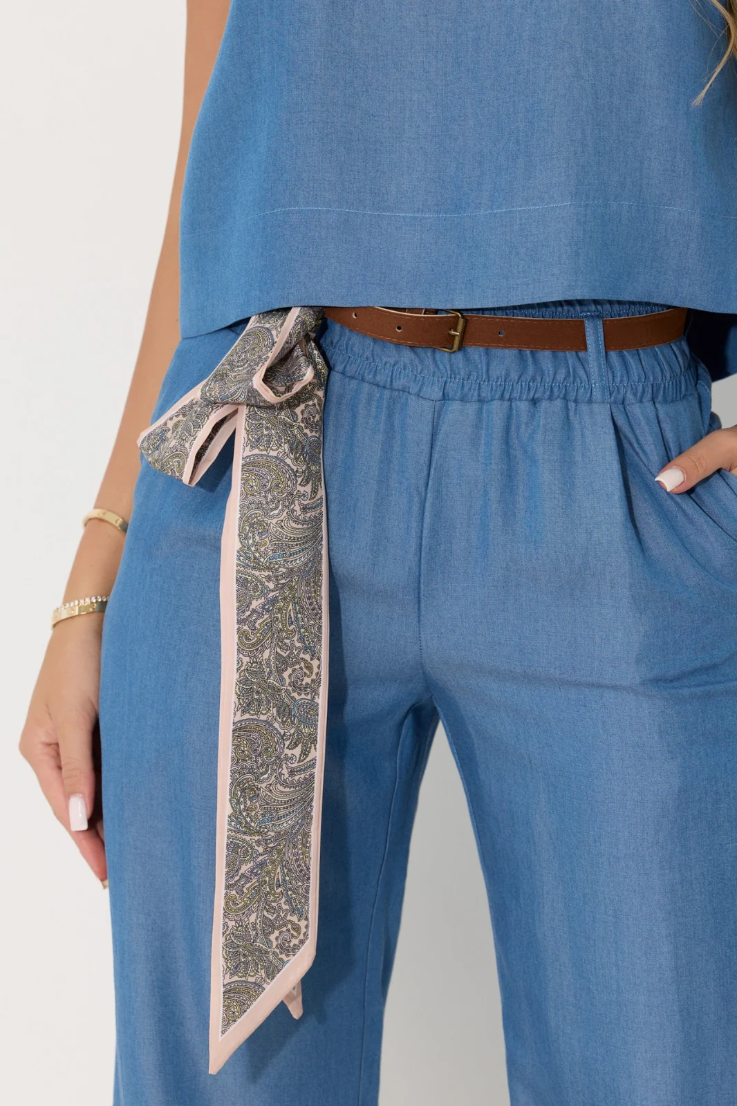 Denim kelnių elastinis liemuo ir diržo detalė