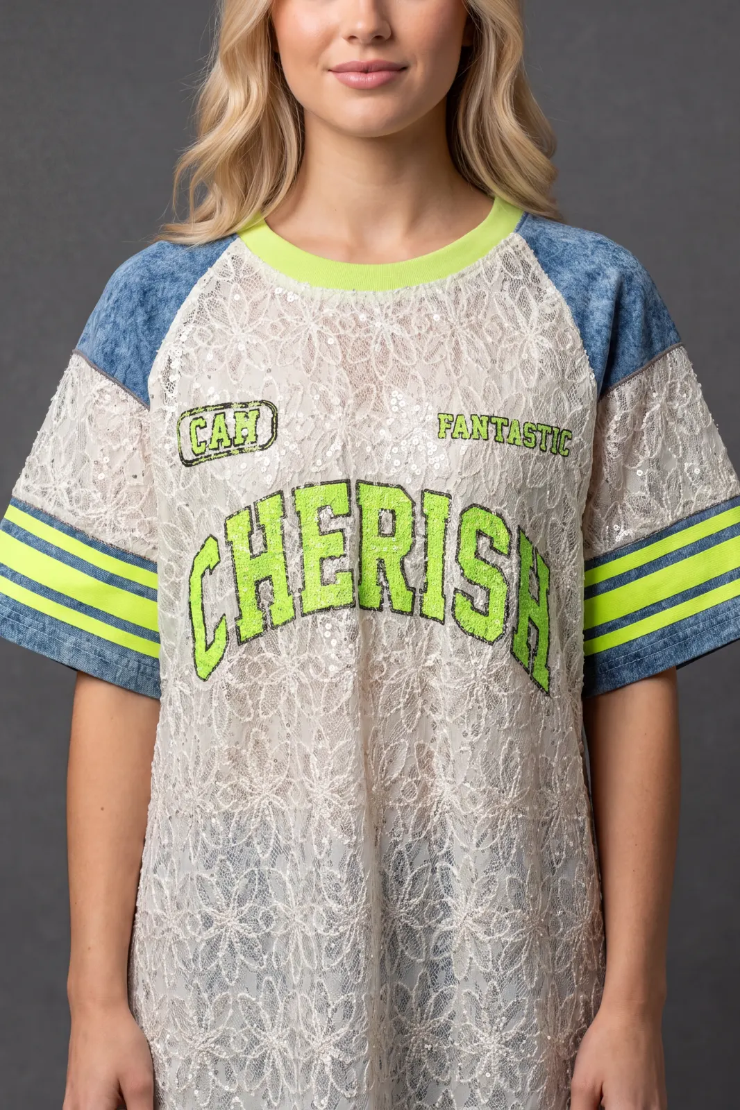 Moteriški oversize marškinėliai „Cherish“ su nėriniais ir neoniniais akcentais